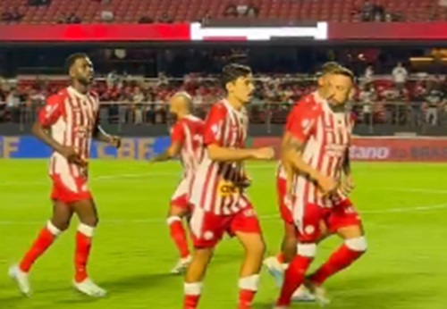 Ex-jogador do Flamengo acerta a trave, mas São Paulo garante virada no Morumbi