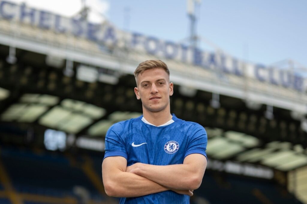 Chelsea anuncia Liam Delap como novo reforço para o setor ofensivo