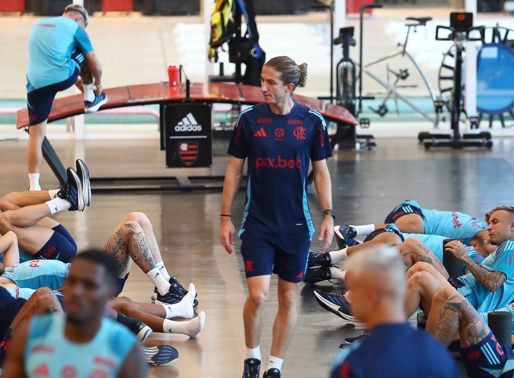 "Coluna do Fla": Flamengo precisa adaptar sua preparação para a Copa do Mundo de Clubes devido à falta de convocados