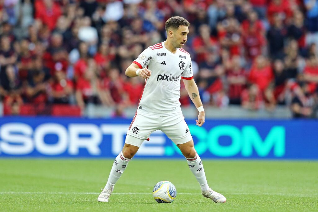 Ex-jogador do Flamengo elogia Léo Ortiz: 'Ele é especial'