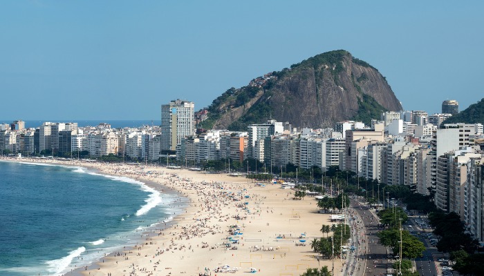 Fan Zone da Copa do Mundo de Clubes é instalada na Praia de Copacabana