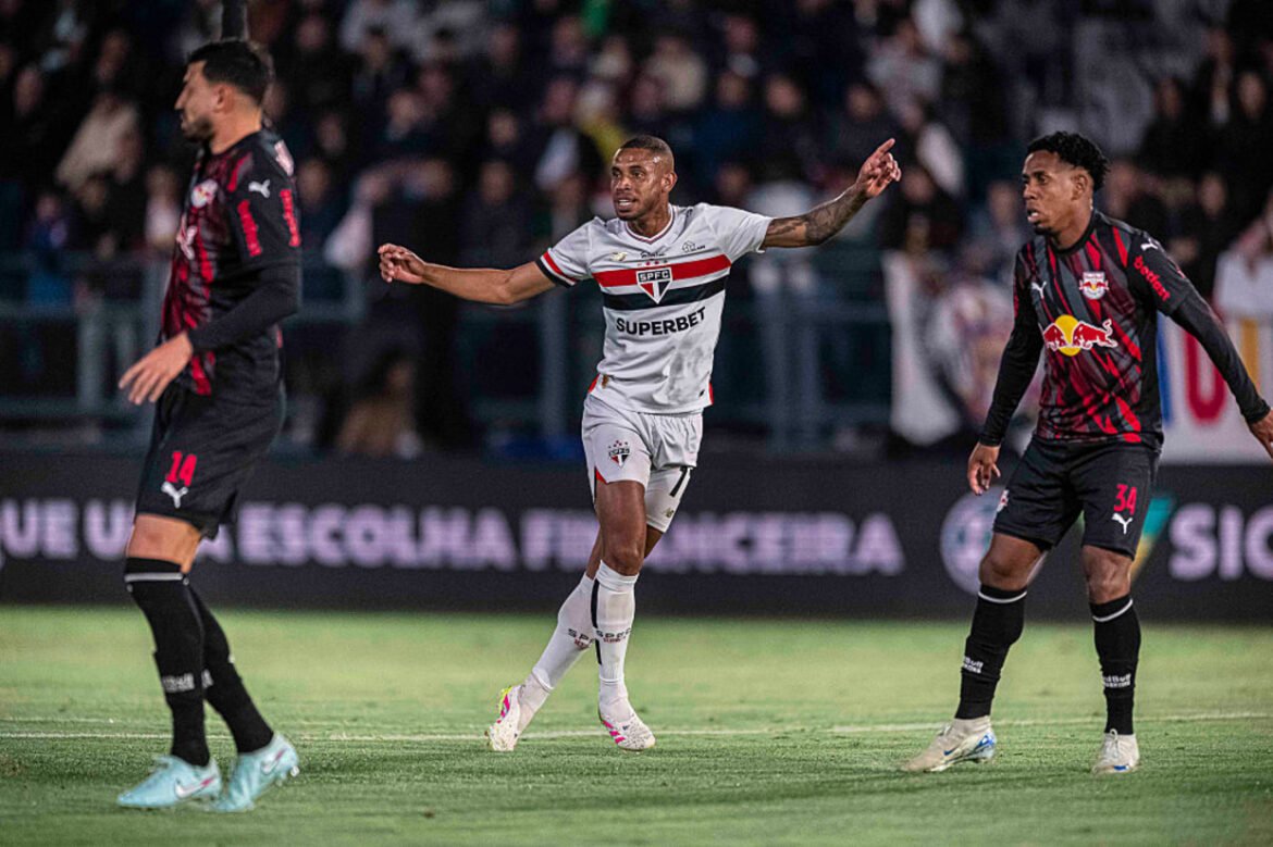 Bragantino se aproxima da liderança enquanto André Silva luta pelo empate do São Paulo