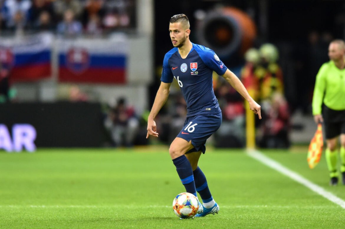 Feyenoord: Zagueiro Se Junta ao Al-Nassr, mas Não Joga na Estreia