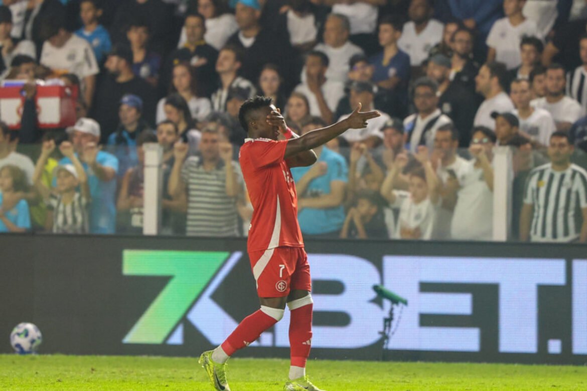 Inter vence Santos em um final emocionante e conquista a terceira vitória consecutiva no Brasileirão