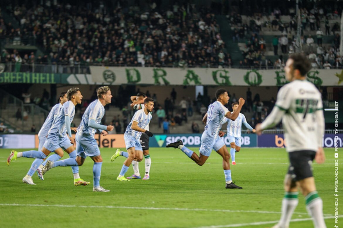 Paysandu surpreende Coritiba no Alto da Glória e perde a liderança para o Goiás