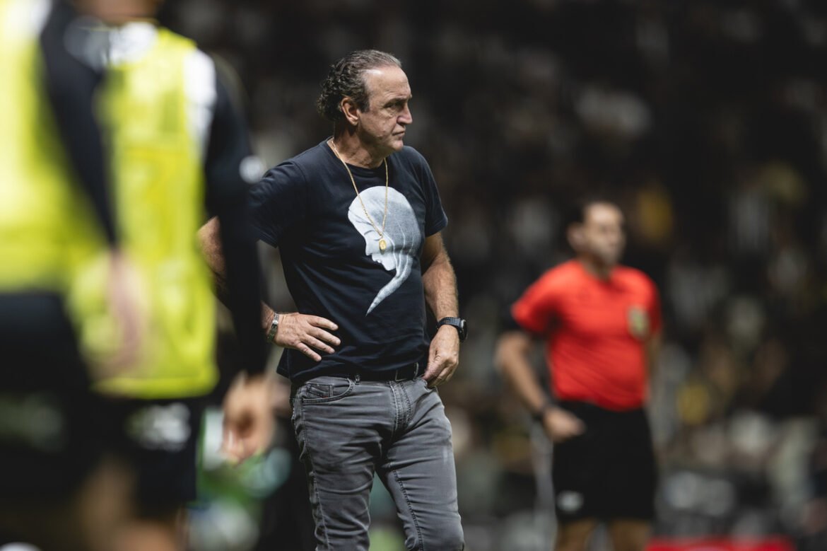 Atlético anuncia a saída de Cuca após derrota no clássico rival