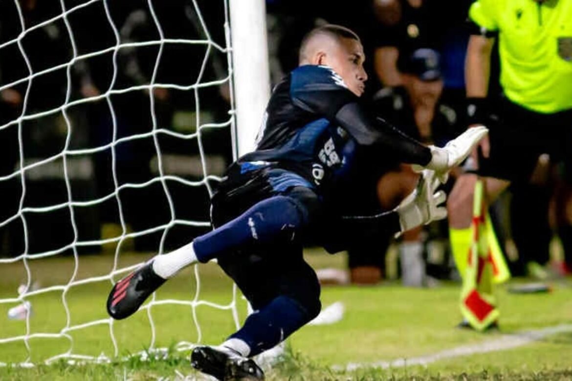 Com goleiro decisivo, Santa Cruz se aproxima da Série C