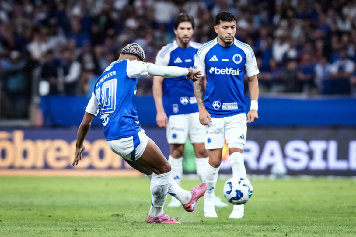 Cruzeiro conquista vitória sobre o São Paulo com gol em bola parada e assume a vice-liderança