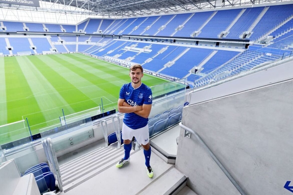 Everton confirma a chegada de Dewsbury-Hall ao time