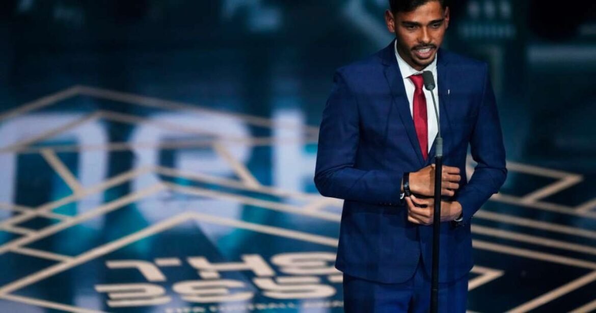 Ex-Campeão do Prêmio Puskas Renova Carreira na China e Enfrenta Desafios