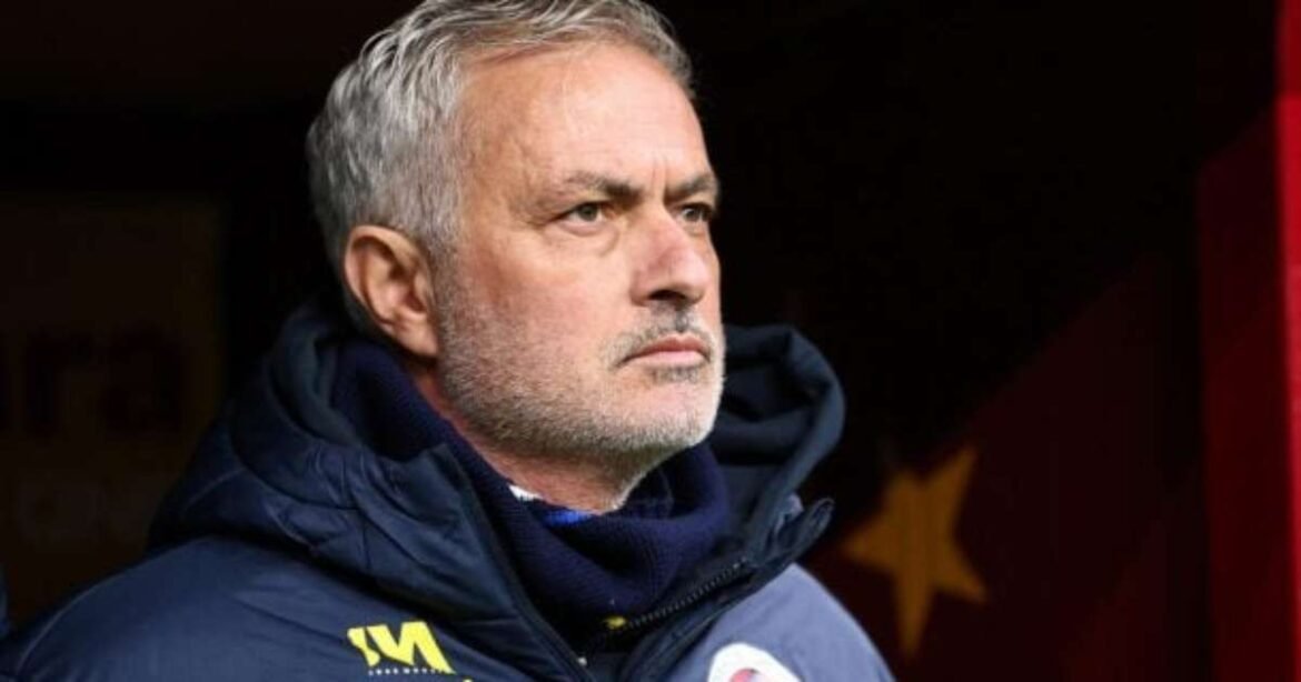 Fenerbahçe comunica a saída de Mourinho após a eliminação na Liga dos Campeões