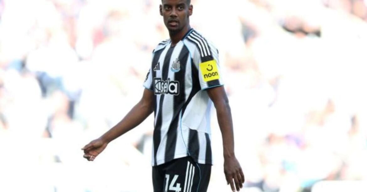 Isak busca saída do Newcastle, que pede valor elevado pela transferência