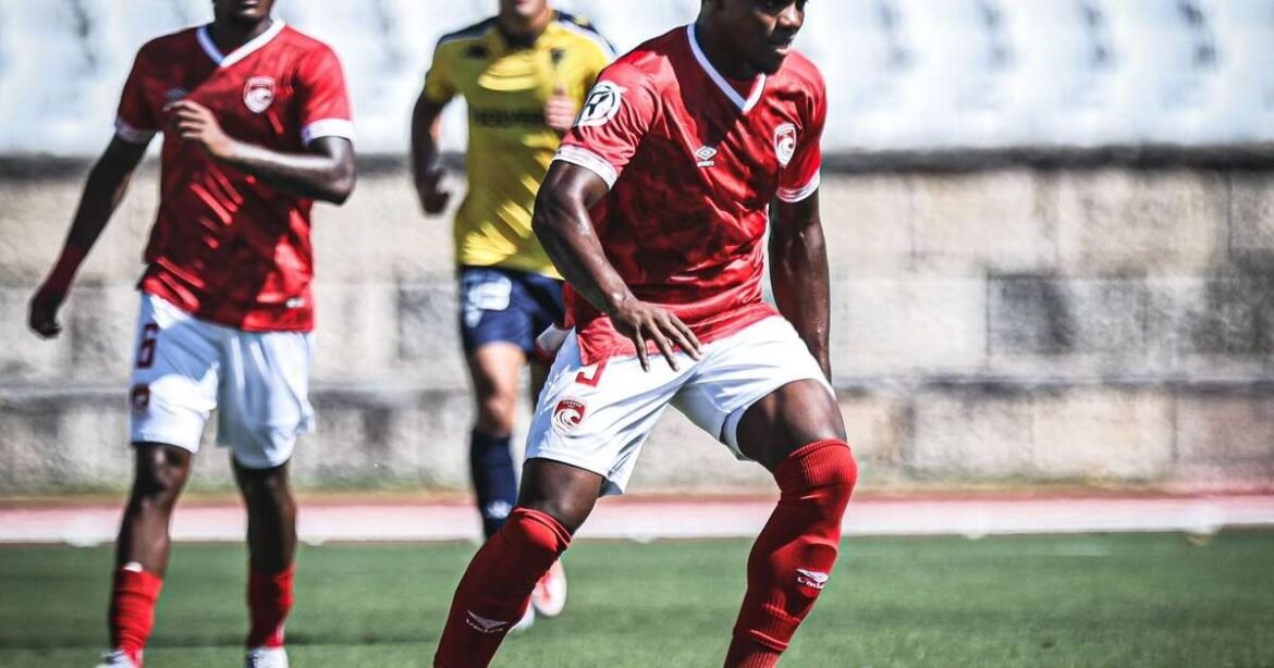 Jean Salles planeja uma temporada de destaque no Santa Clara e comemora sua jornada no futebol europeu.