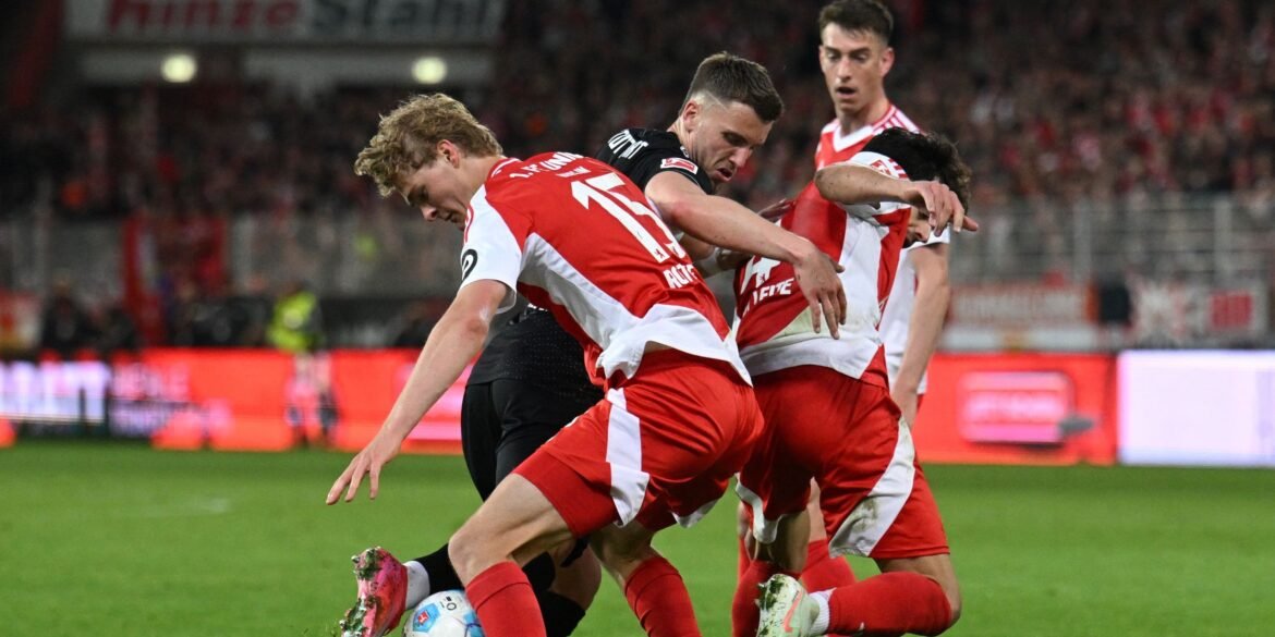 Leeds faz proposta para contratar atacante "especial" com 23 gols e assistências na temporada 24/25