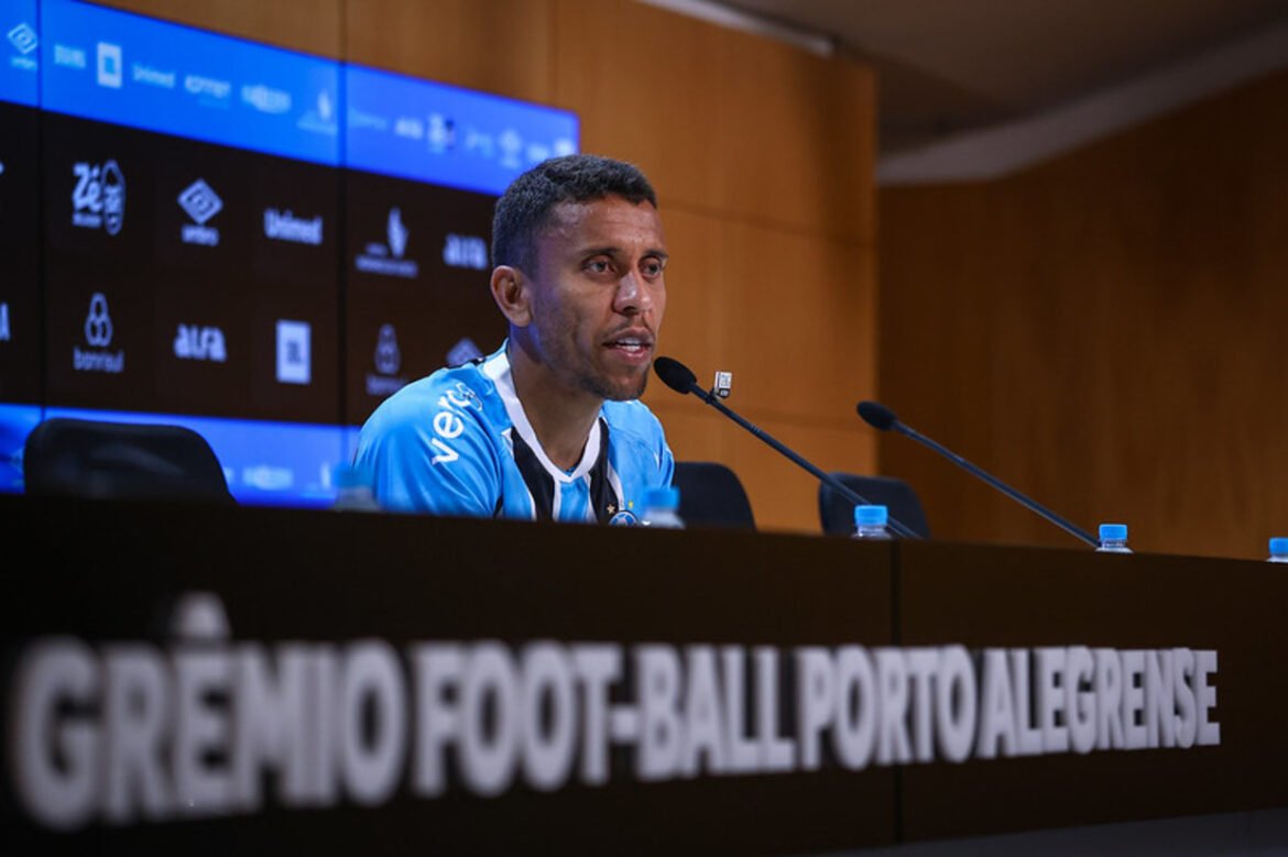 Marcos Rocha se apresenta ao Grêmio para contribuir com sua experiência e liderança