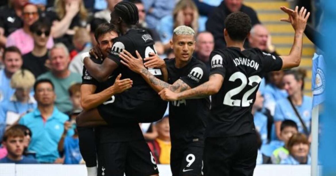 Richarlison brilha como assistente na conquista do Tottenham contra o City