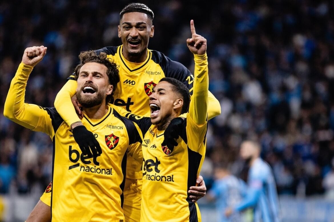 Sport quebra a sequência de derrotas, capitaliza a crise do Grêmio e conquista a primeira vitória no Brasileirão
