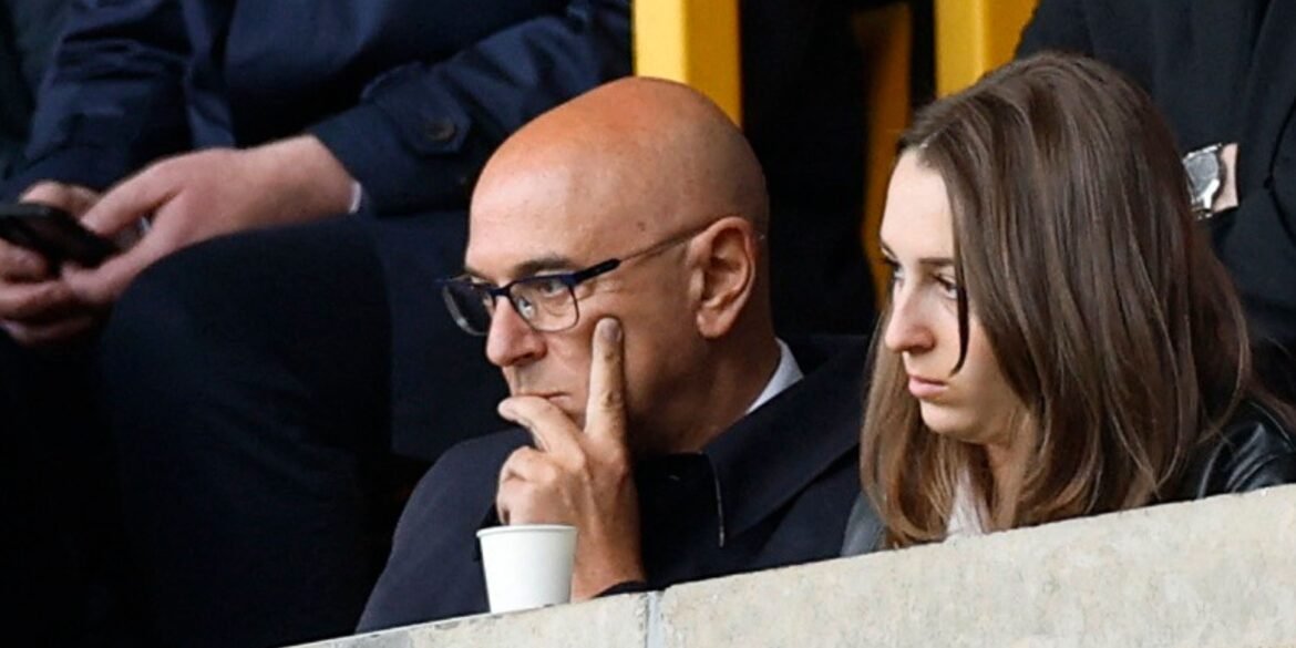 Tottenham avança com novo jogador após exames médicos.