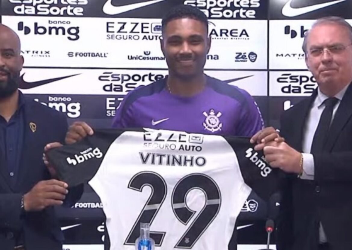 Vitinho compartilha conversa com ex-jogador do Flamengo antes de assinar com o Corinthians