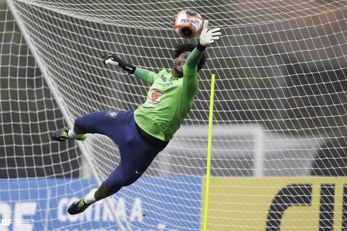 Ancelotti divulga estratégia para incluir Hugo Souza na Copa do Mundo como especialista em cobranças de pênaltis.