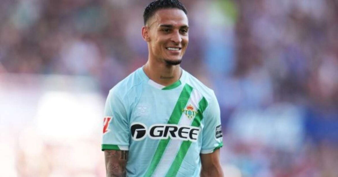 Antony faz sua volta ao Betis em casa e anima a torcida em Sevilha