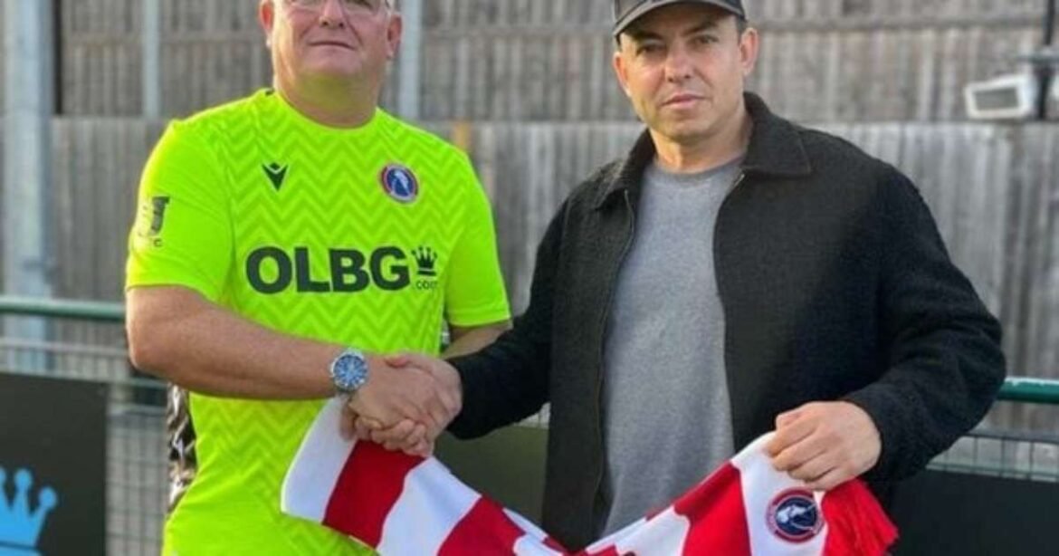 Aos 54 anos, torcedor se torna goleiro em partida oficial na Inglaterra