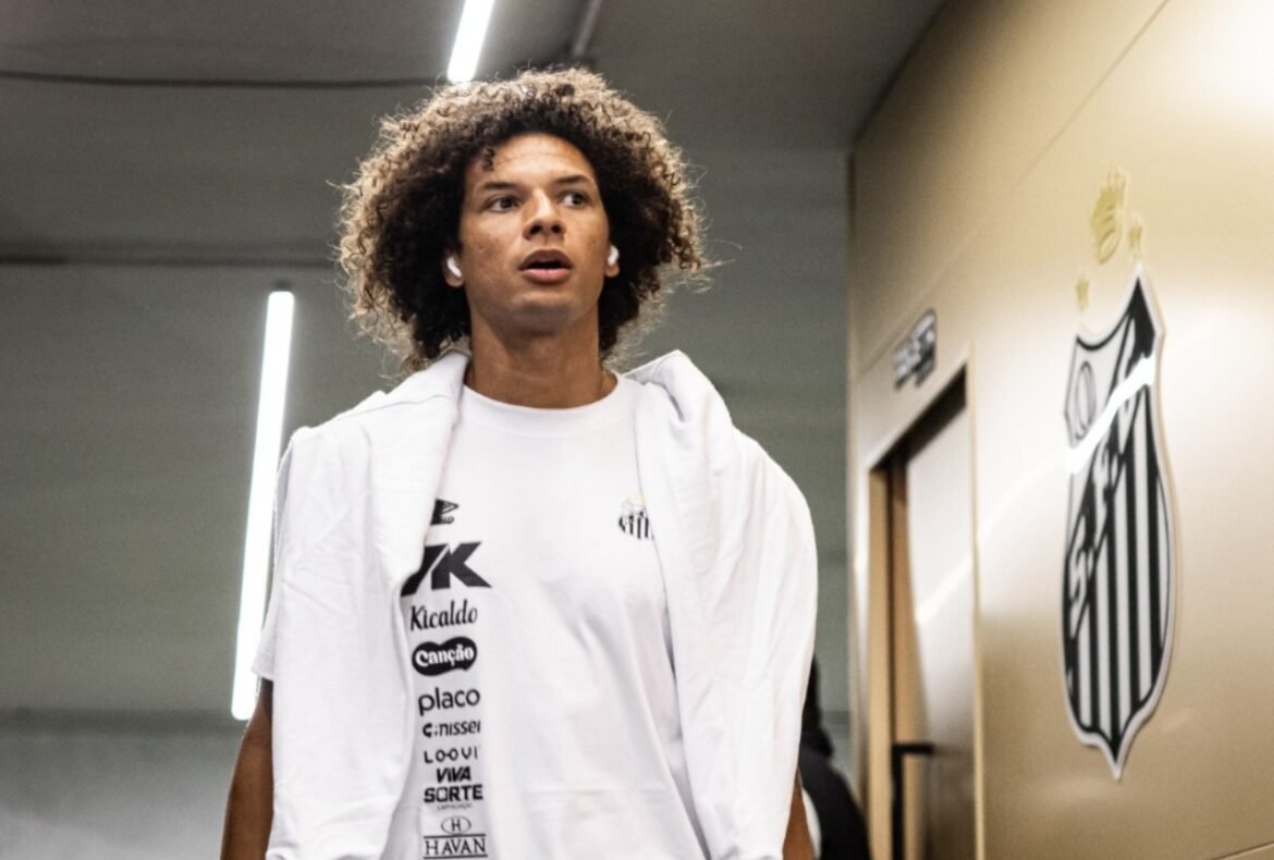 Arão enfrenta conflitos internos no Santos e futuro no clube é indefinido