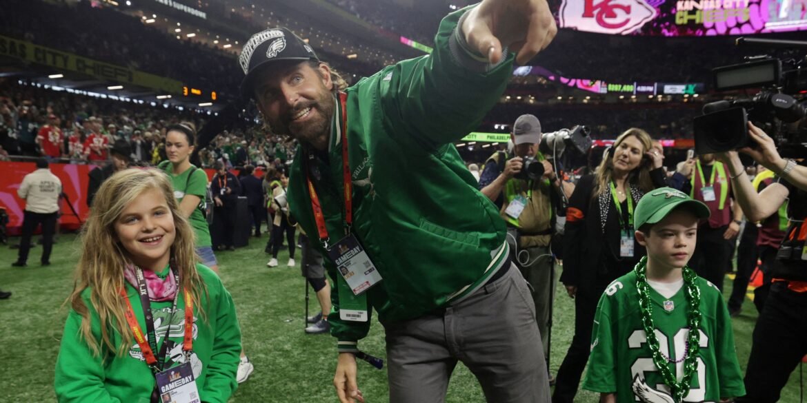 Astro de Hollywood revela ser "fanático" pelo Liverpool e usa camisa dos Reds em novo filme de Bradley Cooper