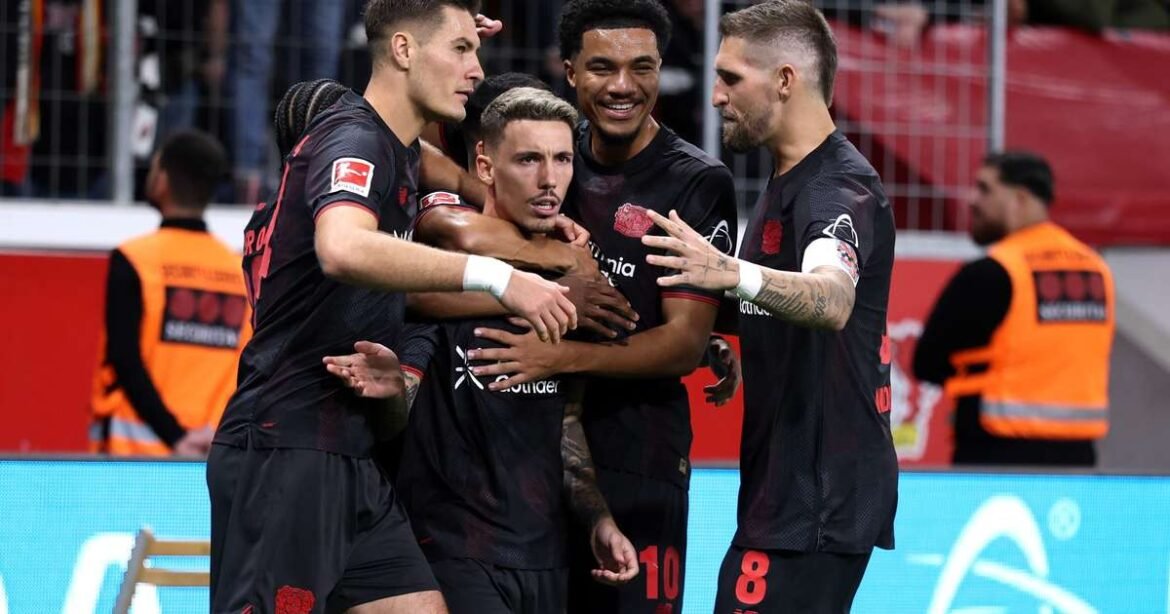 Bayer Leverkusen conquista vitória na estreia de novo treinador, mesmo com jogadores a menos