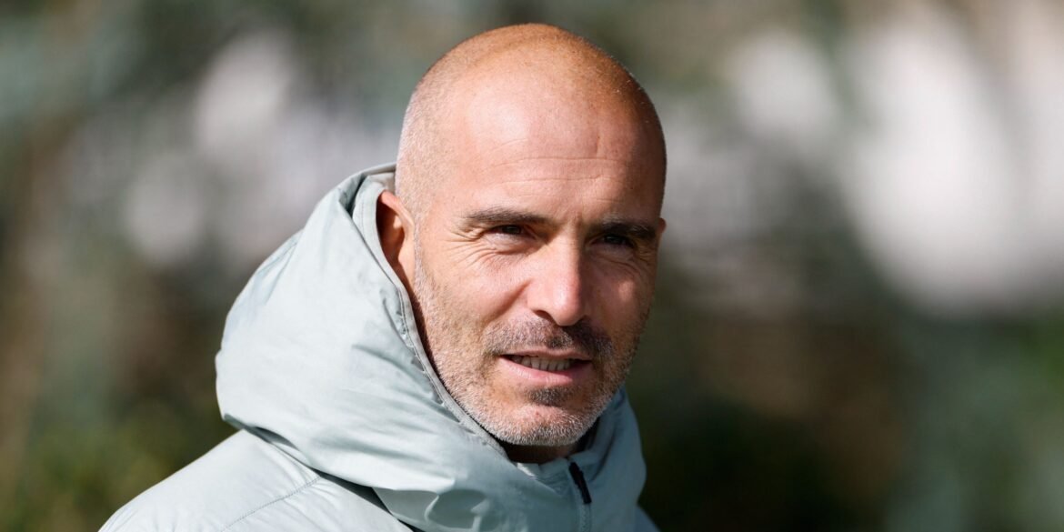 Chelsea e Maresca definem contratação "prioritária" enquanto clube avança em negociação para zagueiro.