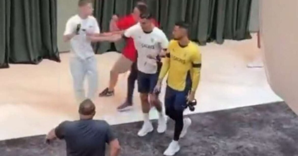 Cristiano Ronaldo se envolve em incidente com torcedor no hotel da seleção de Portugal