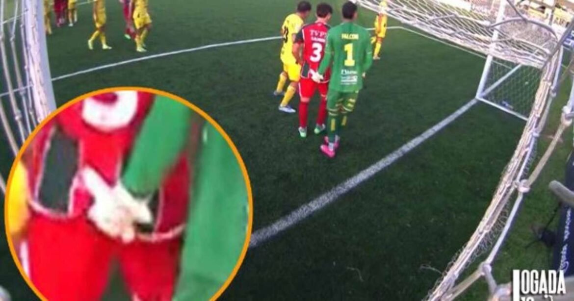 Goleiro é punido com expulsão em partida de futebol no Paraguai por ato impróprio contra adversário