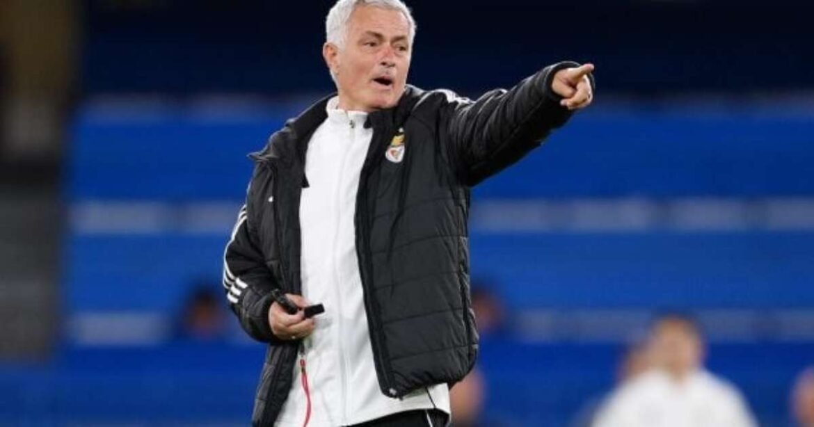 José Mourinho lidera o Benfica em confronto contra o Chelsea