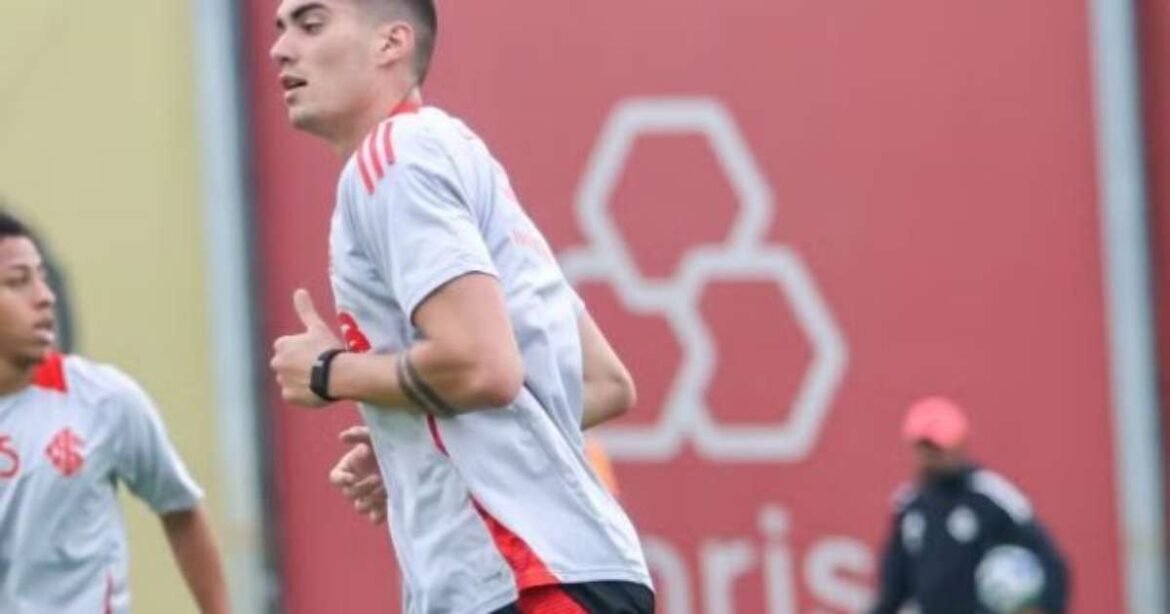 Jovem Atacante do Internacional Retorna aos Treinos Após Recuperação de Lesão no Joelho