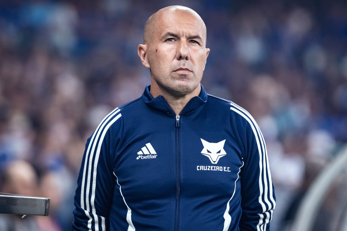 Leonardo Jardim destaca solidez do Cruzeiro, mas mantém foco e cautela para o encerramento da temporada