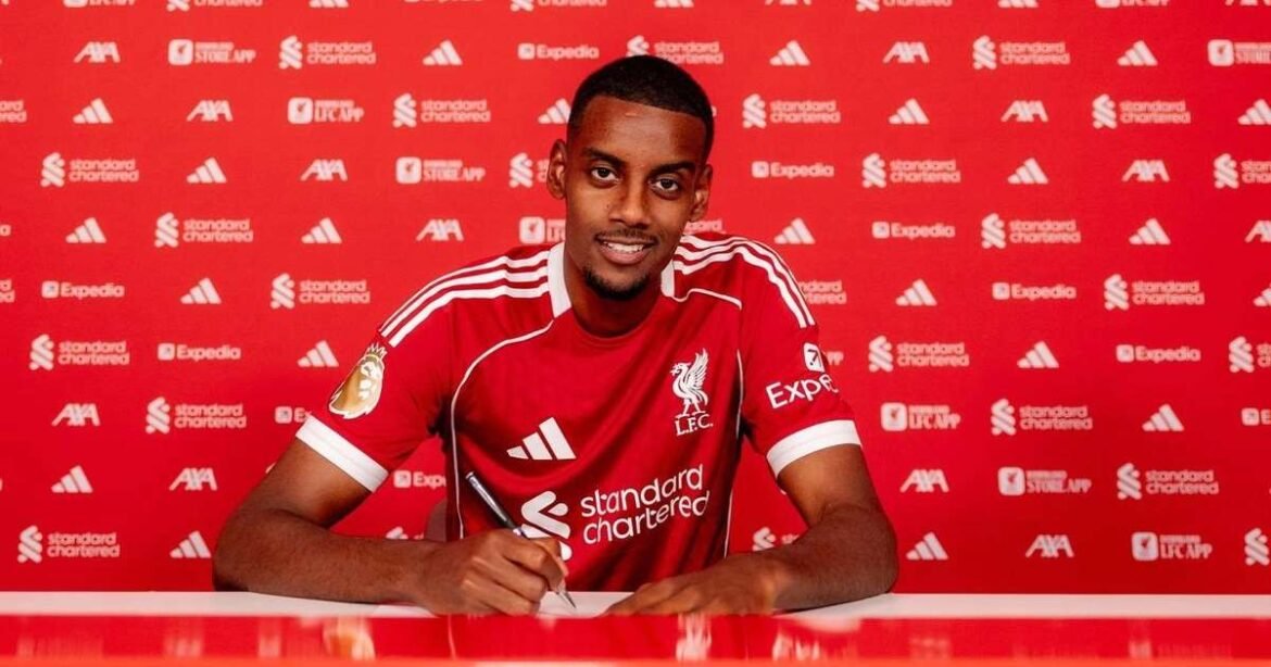 Liverpool confirma contratação de vice-artilheiro da última Premier League após negociações prolongadas.