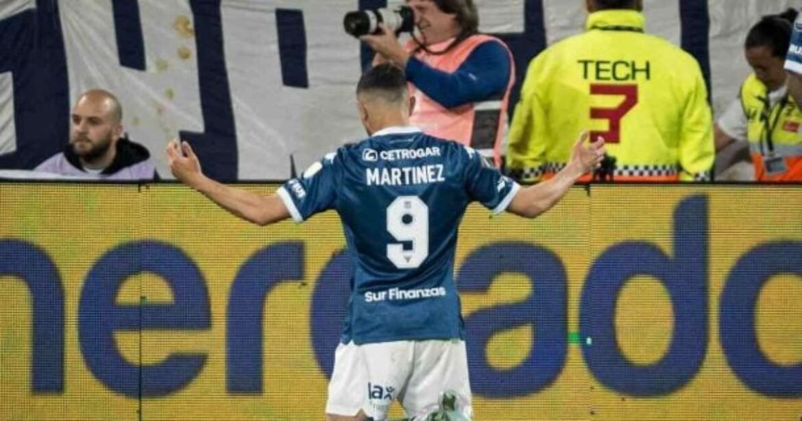 Racing triunfa sobre o Vélez Sarsfield fora de casa com um jogador a mais