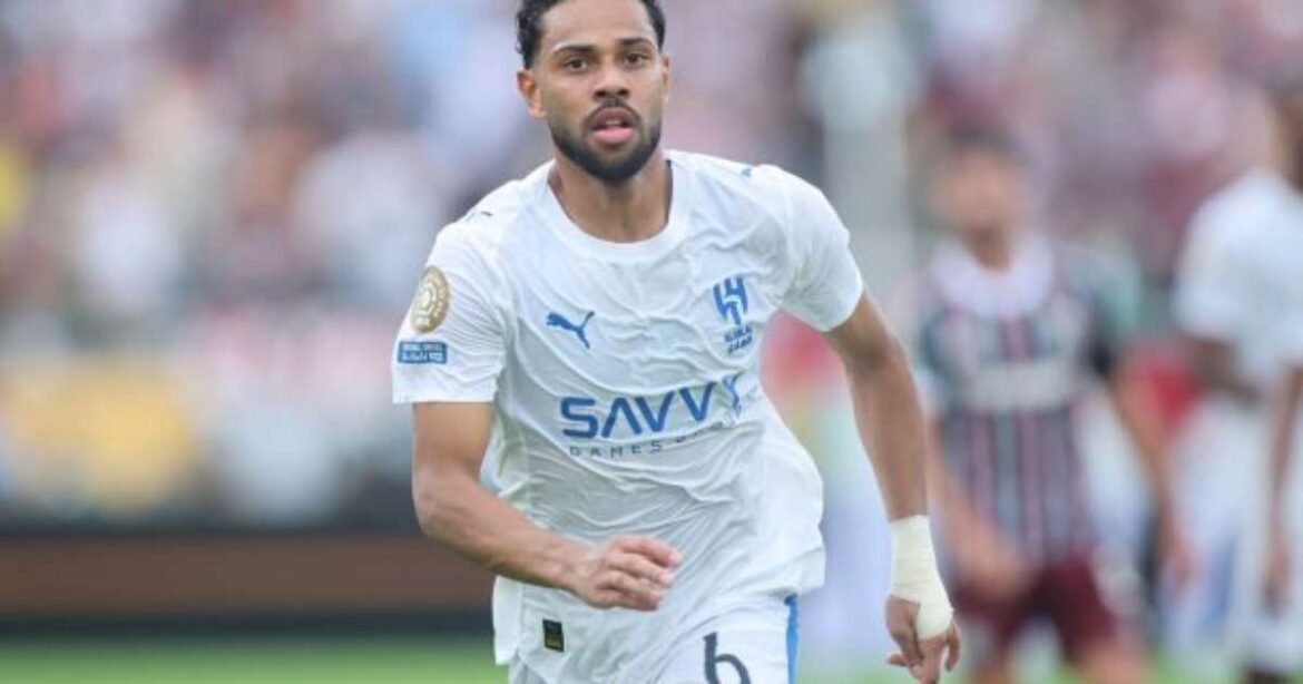 Renan Lodi realiza treinamento no CT do Athletico após solicitar desligamento do Al-Hilal