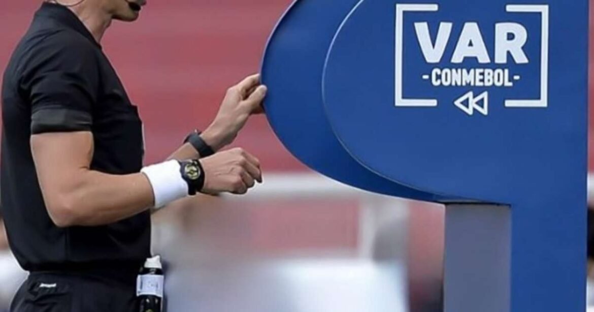 Árbitro consulta o VAR por uma situação inesperada