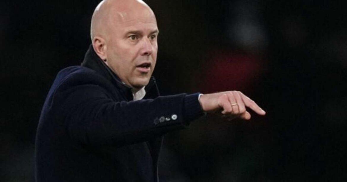 Arne Slot, treinador do Liverpool, procura soluções para a fase ruim: "Inaceitável"