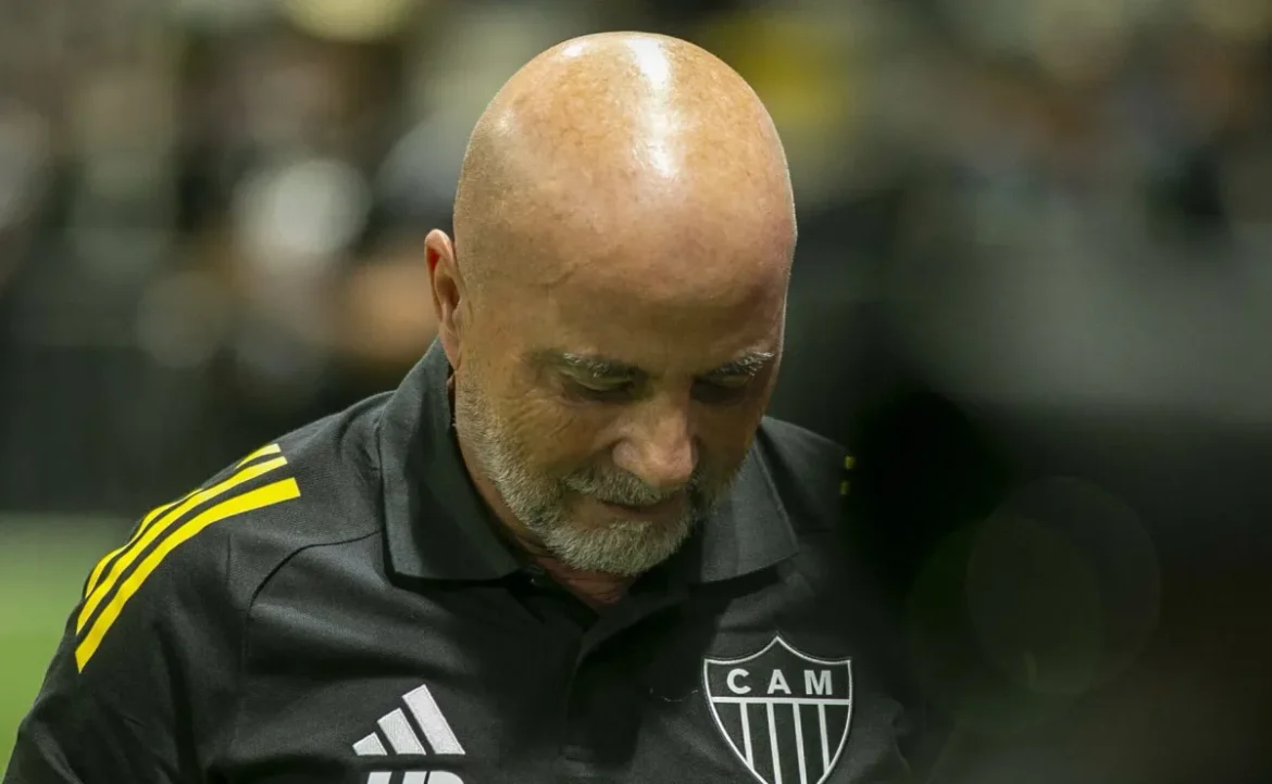 Atlético-MG estreia com formação renovada em campo