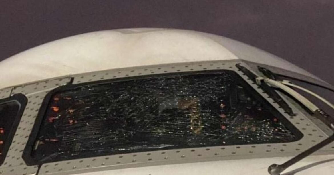 Avião enfrenta problema técnico e realiza pouso de emergência.