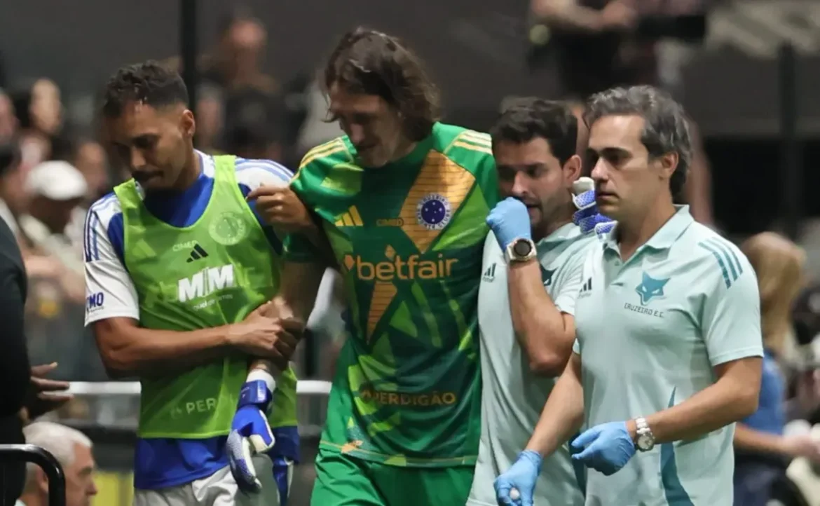 Cássio é levado ao hospital após choque na cabeça durante jogo entre Atlético-MG e Cruzeiro