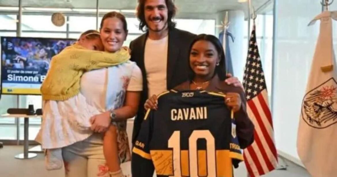 Cavani presenteia campeã olímpica com uniforme do Boca Juniors
