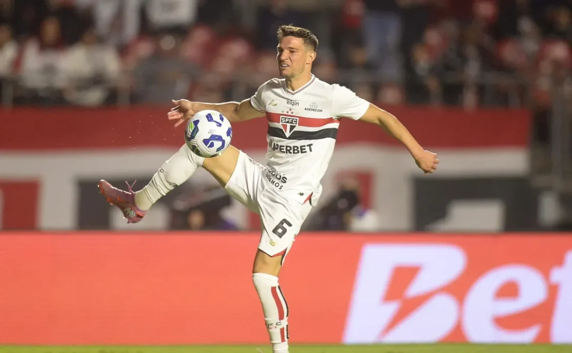 Cédric Soares pode ficar fora do jogo do São Paulo contra o Bahia
