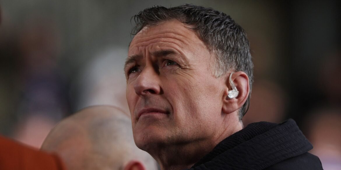 Chris Sutton critica jogador do Celtic e questiona escolha de Rodgers