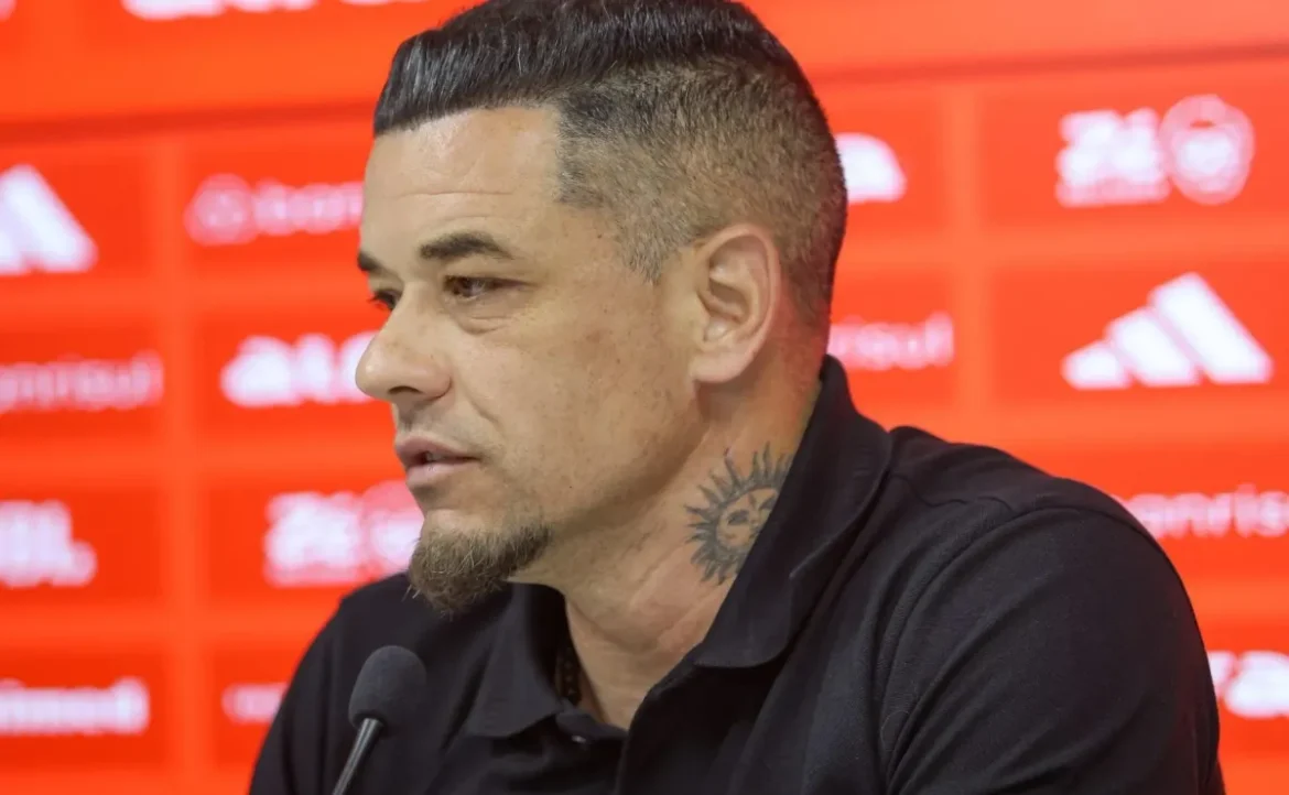 D’Alessandro expressa indignação em coletiva de imprensa com Ramón Díaz