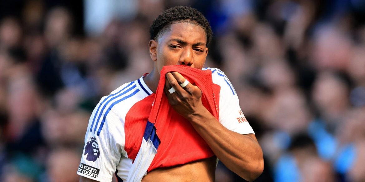 Edu negocia jovem promessa do Arsenal, considerado o "futuro lateral-esquerdo da Inglaterra"