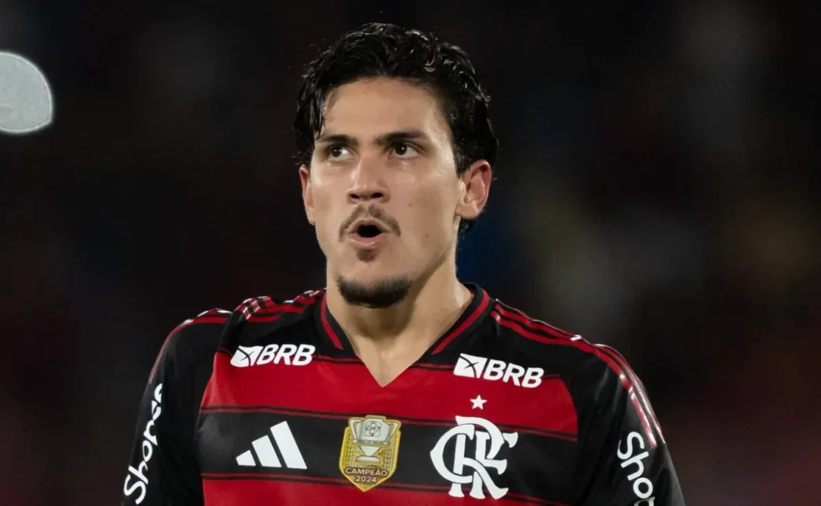 Filipe Luís é visto cobrando Pedro durante o jogo Botafogo x Flamengo por situação em campo