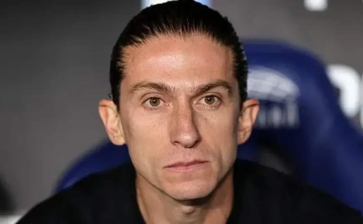 Filipe Luís inclui Douglas Telles, promessa da base, na convocação para o confronto entre Fortaleza e Flamengo